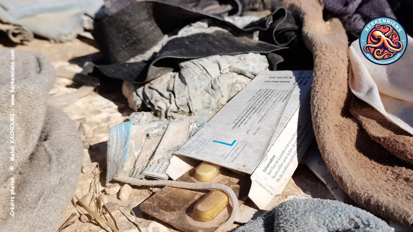 Médicaments encore emballés, déchets médicaux, déchetterie sauvage, Kerkennah 2023
